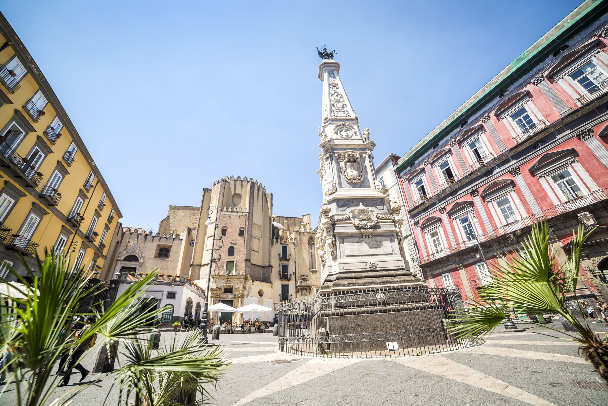Cosa Vedere a 15 Minuti dalla Stazione di Napoli: Itinerario a Piedi